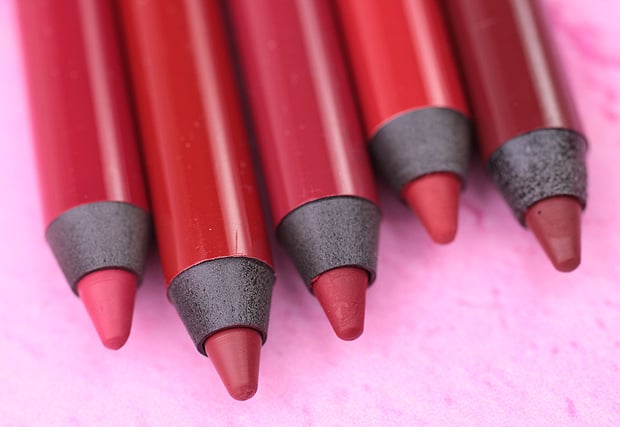 Urban Decay Red Lipstick Guide: We Heart Dit heeft 13 Reds geswatcht (en gedragen) om je te helpen je favoriet te vinden. Bekijk het voor je volgende favoriete rode lippenstift.