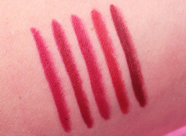 Urban Decay Red Lipstick Guide: We Heart Dit heeft 13 Reds geswatcht (en gedragen) om je te helpen je favoriet te vinden. Bekijk het voor je volgende favoriete rode lippenstift.