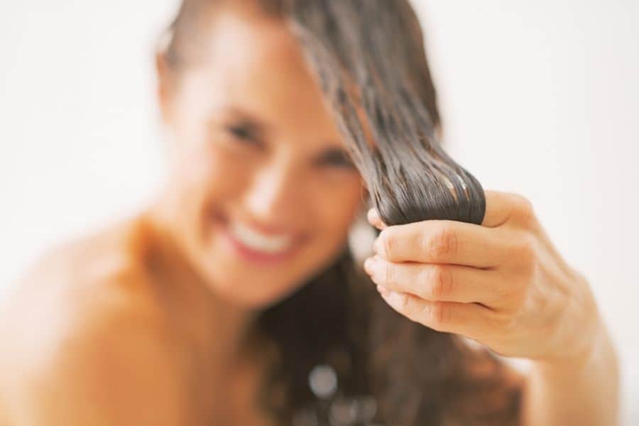 vrouw haarbehandeling