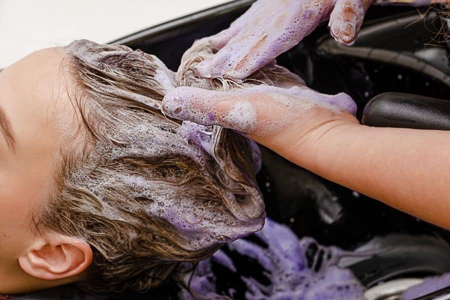 vrouw wassen haar paarse shampoo