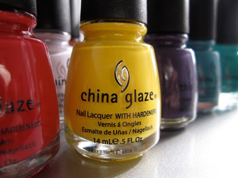 china glazuur nagellak in diverse kleuren op toonbank