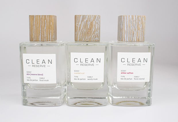 Clean Reserve parfum review: De geuren zijn ondergebracht in dikke glazen flessen met toppen van teruggewonnen hout. We Heart This deelt een volledige review.