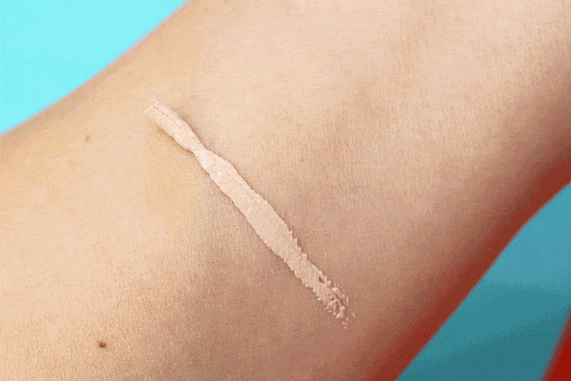 Minerale zonnebrandcrème die op de arm verdwijnt na het aanmeten