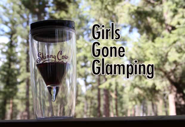 Glamping bij The Resort at Paws Up in Montana glas wijn voor pijnbomen