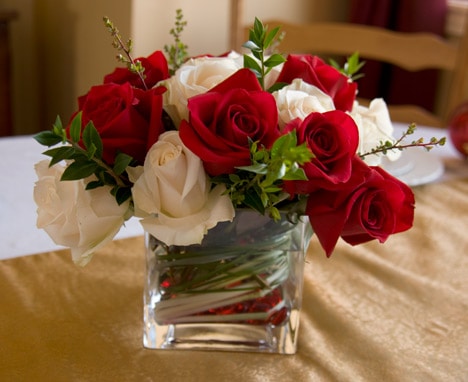 rode en witte rozen in een helderglazen vaas