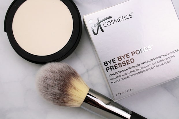 We Heart This deelt IT Cosmetics Bye Bye Pores Pressed Poreless Finishing Powder vervaagt alle tekenen van te veel late nachten in een snelle duik of twee.