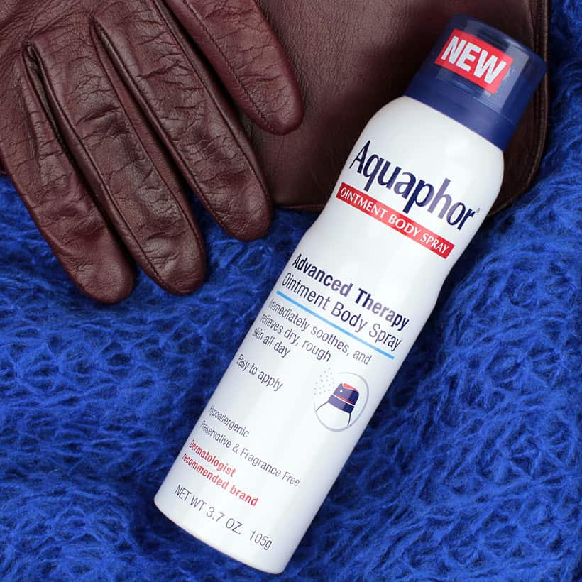 Aquaphor in spuitbus met blauwe sjaal en handschoenen