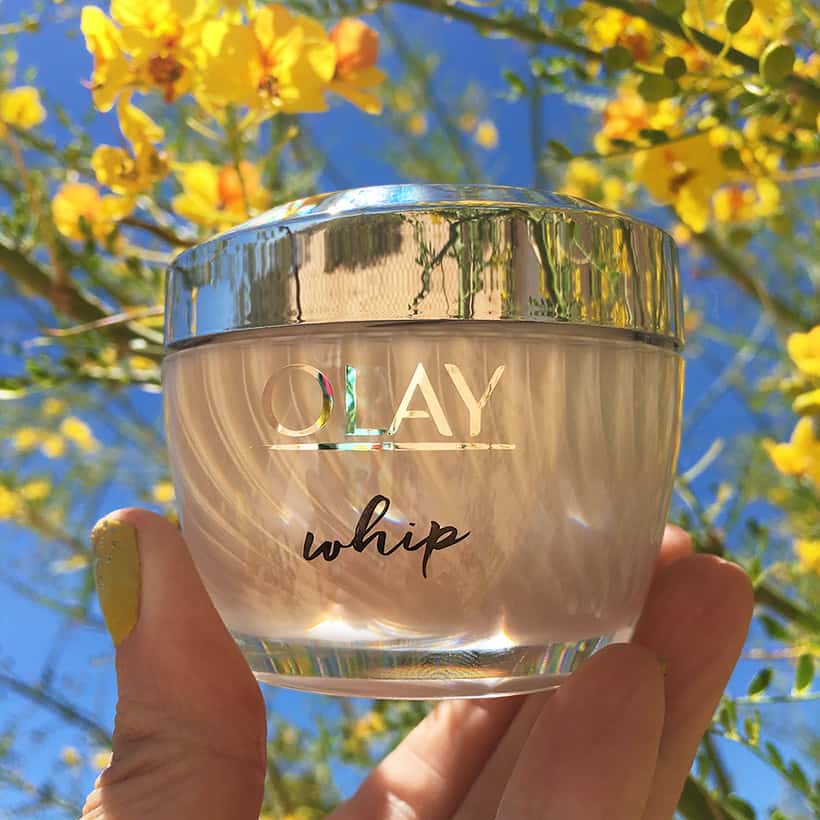 Olay Whip Lightweight Moisturizer tegen de zon in een boom met bloemen