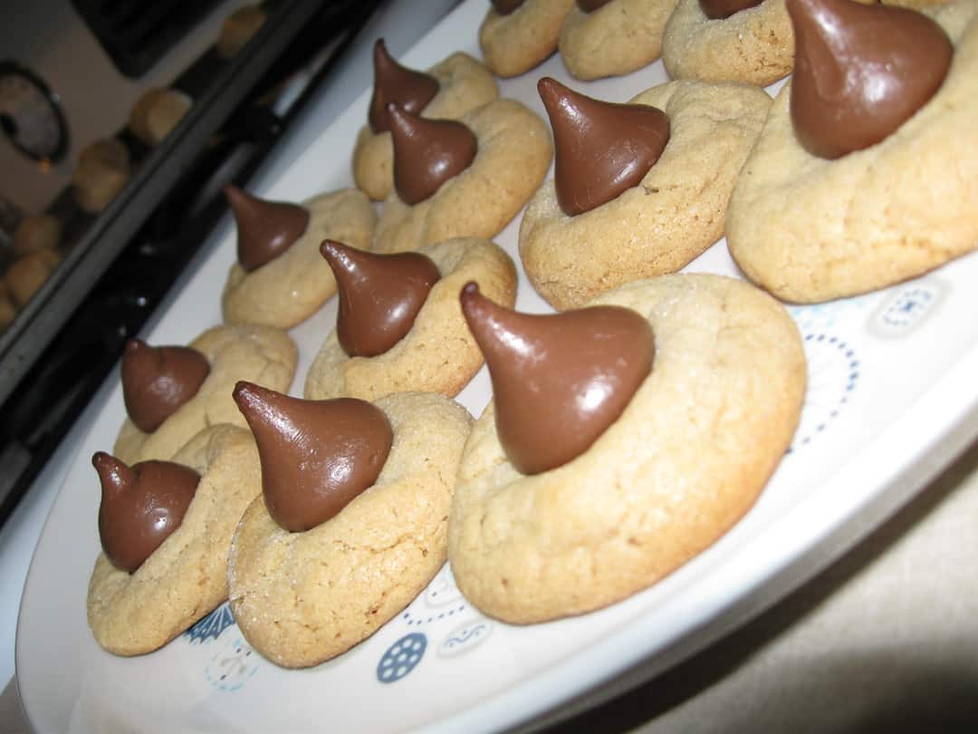 Pindakaasbloesems - koekjes met hersey's kus in het midden op wit bord
