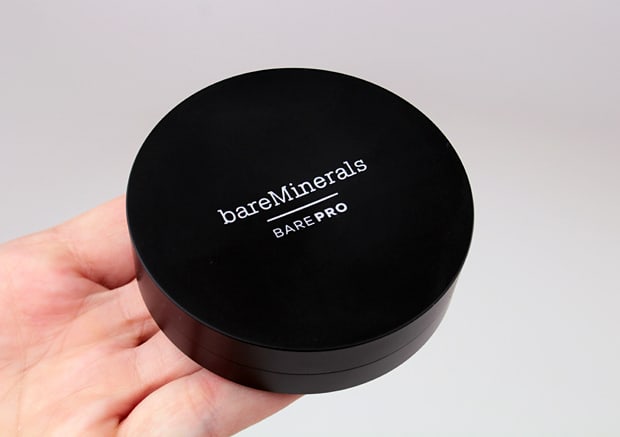 We Heart This deelt een bareMINERALS barePro Performance Wear Powder Foundation review en set stalen. Kijk of dit een product voor u is.